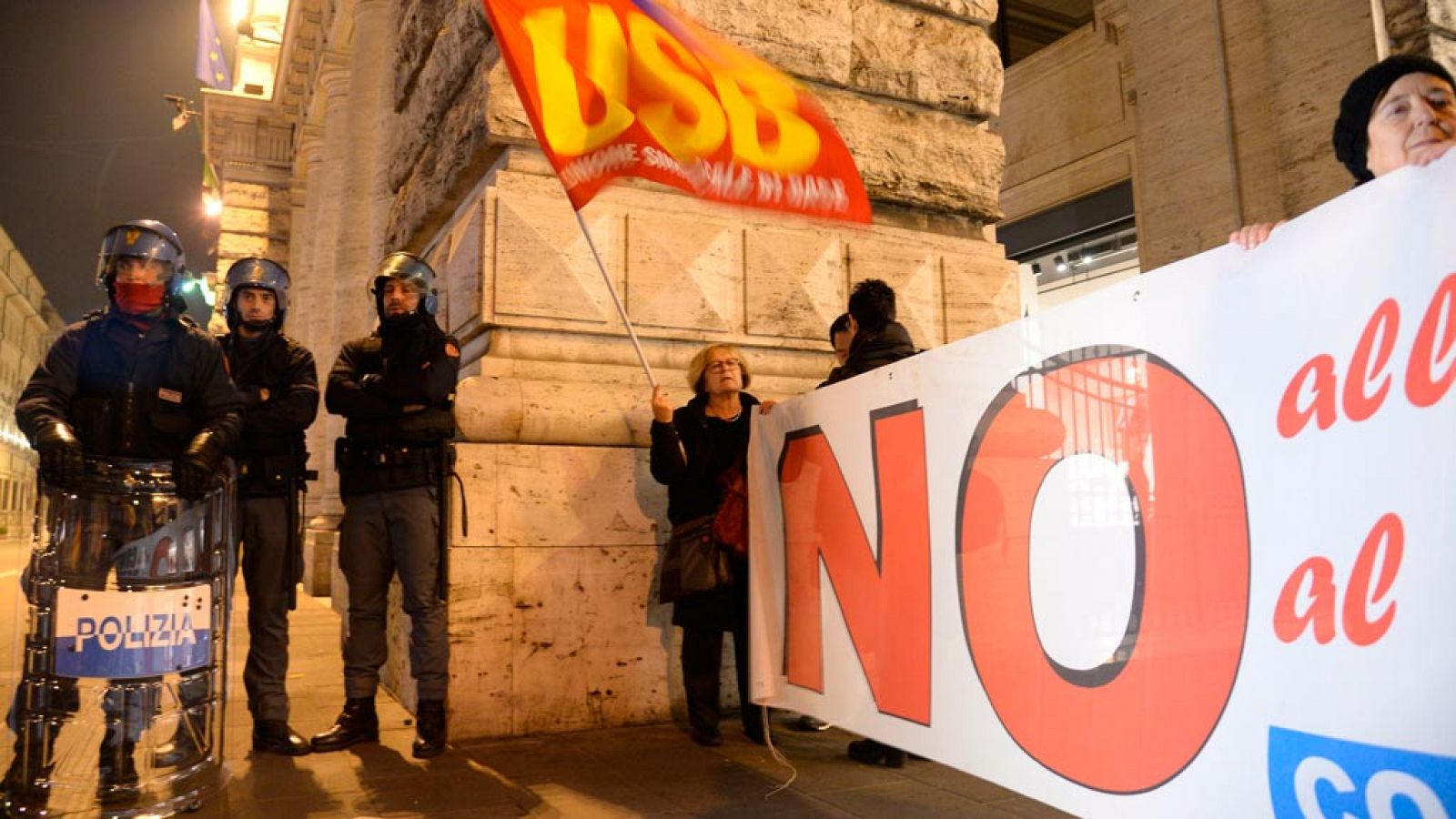 Varios partidarios del 'no' en el referéndum muestran una pancarta en contra de la reforma constitucional