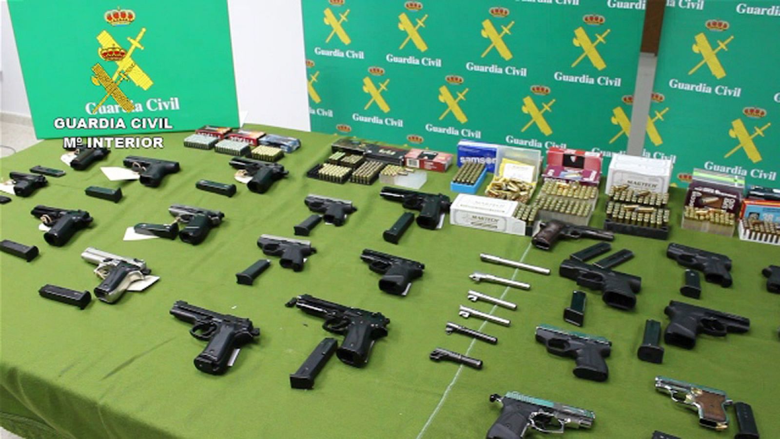 Imagen de algunas de las armas incautadas por la Guardia Civil este lunes en varias provincias españolas