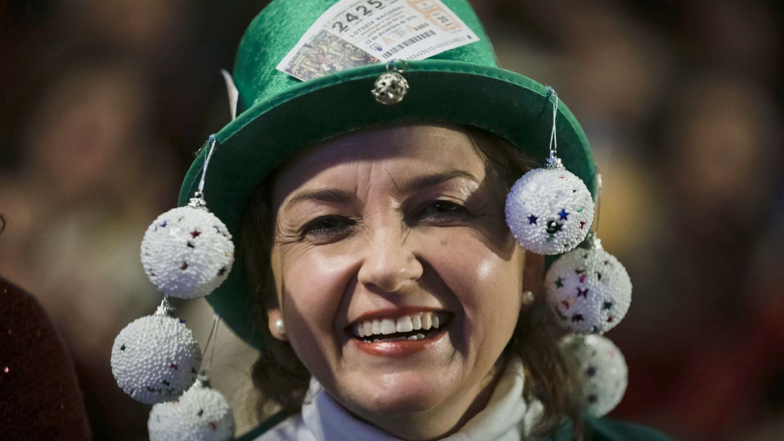Una señora disfrazada para atraer la suerte en el sorteo de la Lotería de Navidad