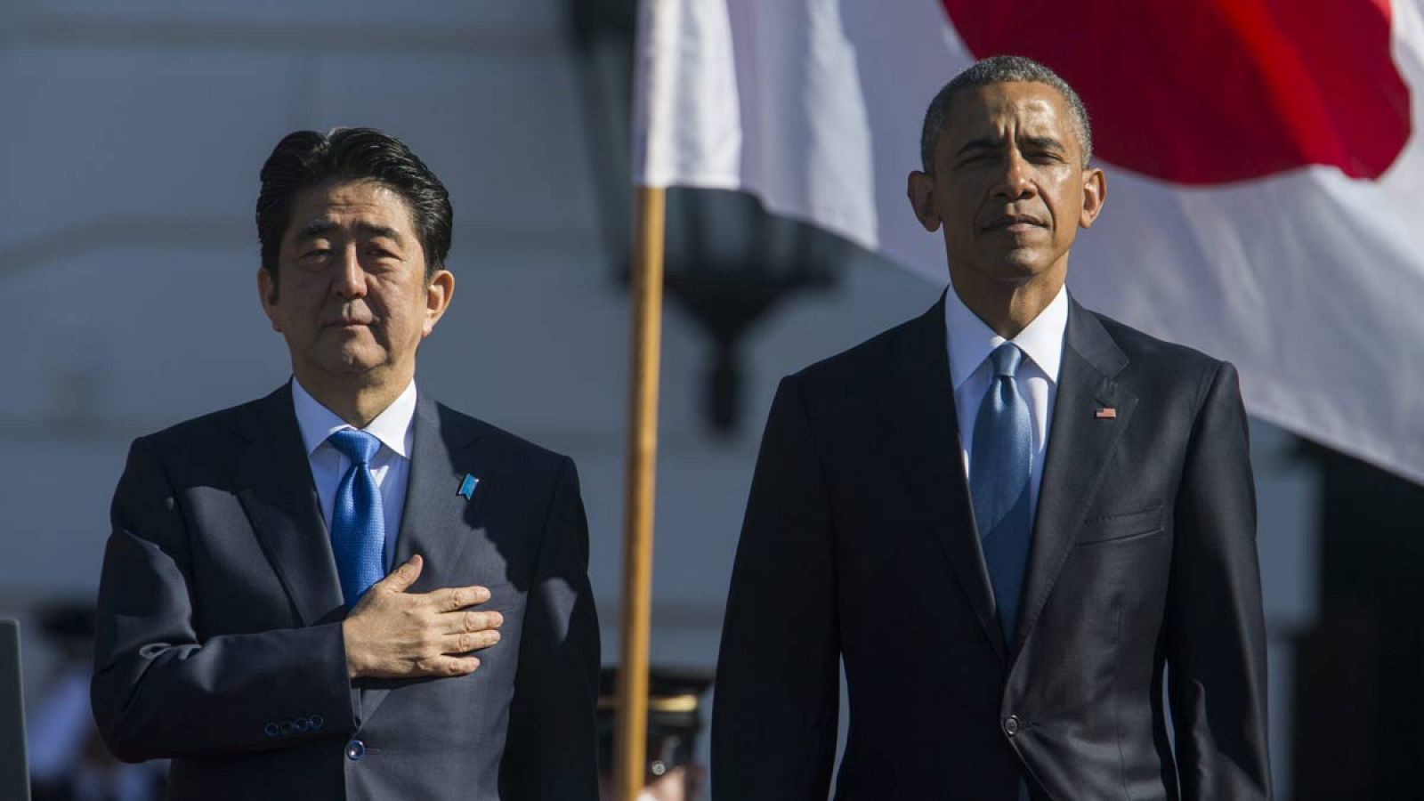 El presidente de Estados Unidos, Barack Obama, recibe con honores militares al jefe del Gobierno japonés, Shinzo Abe.