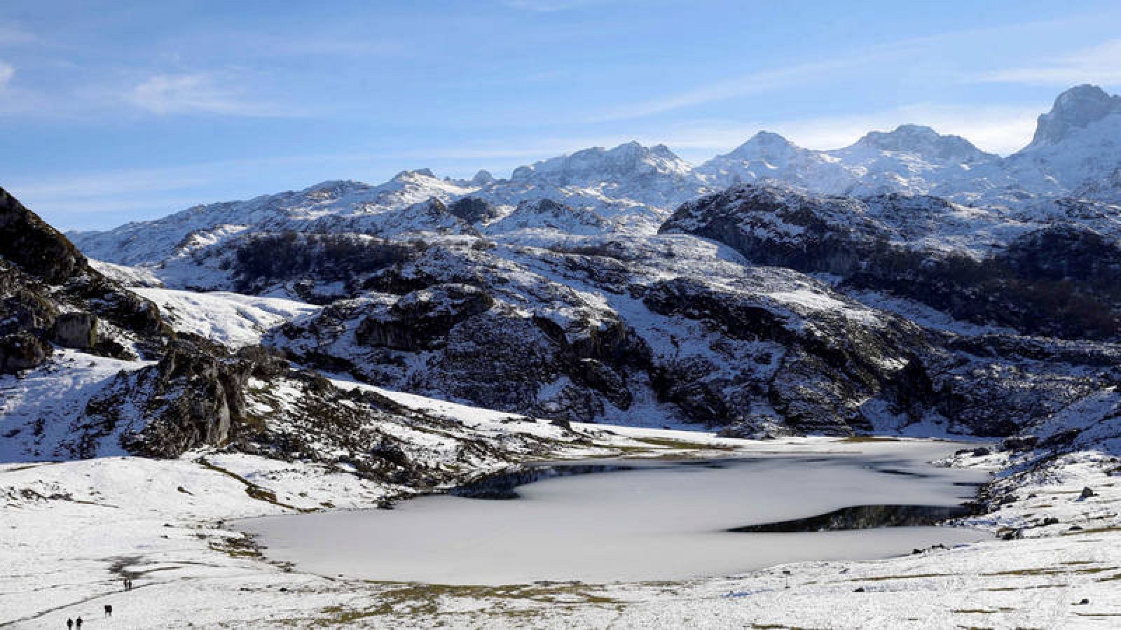 Vista de los lagos de Covadonga, en el Parque Nacional de Picos de Europa, parcialmente helados.