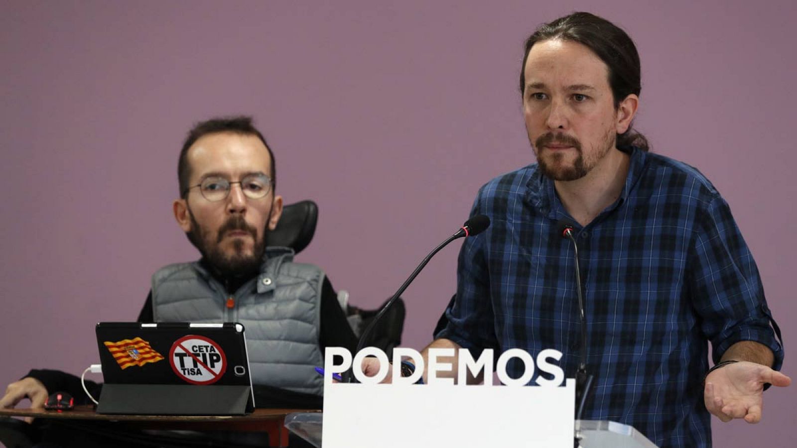 Pablo Iglesias y Pablo Echenique, en una rueda de prensa.