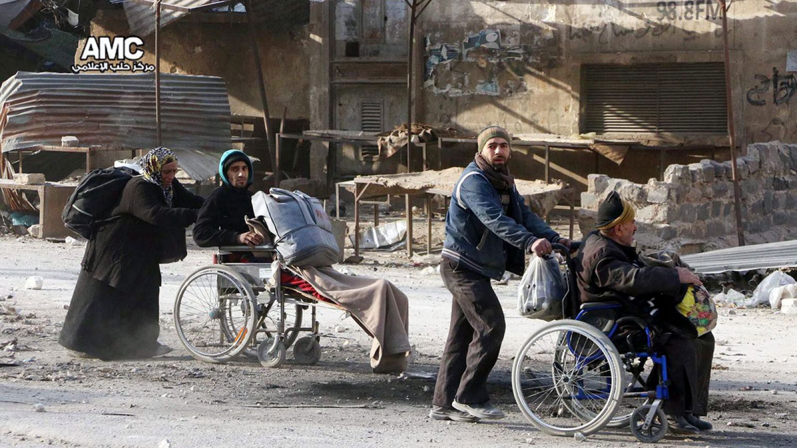 Familias sirias desplazadas abandonan los barrios del este de Alepo.
