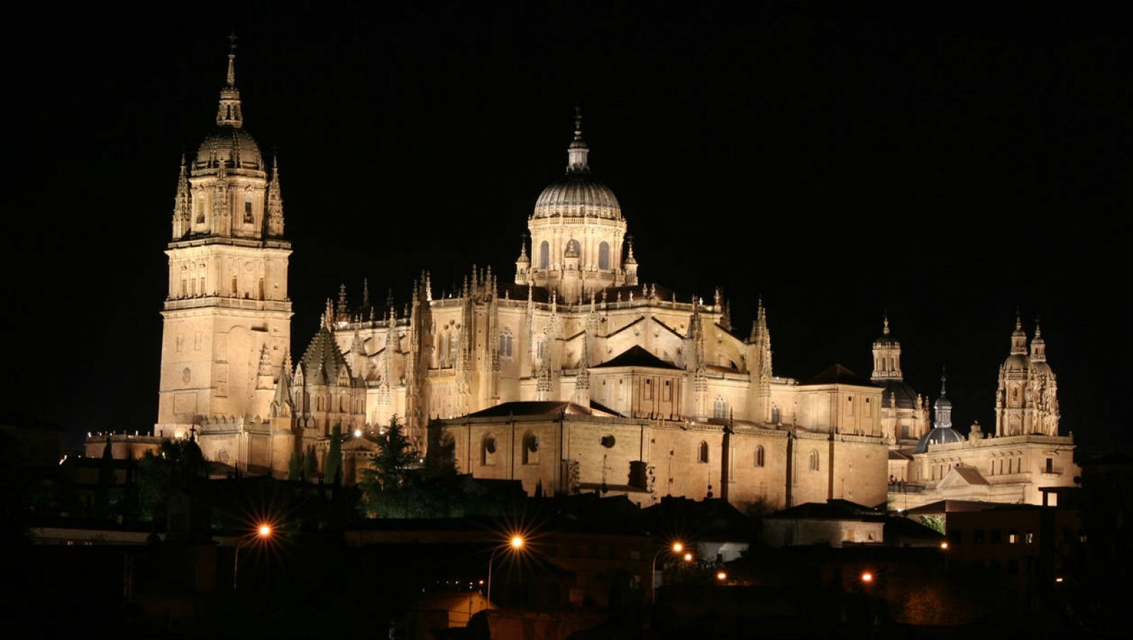 Vista nocturna de la Catedral de Salamanca
