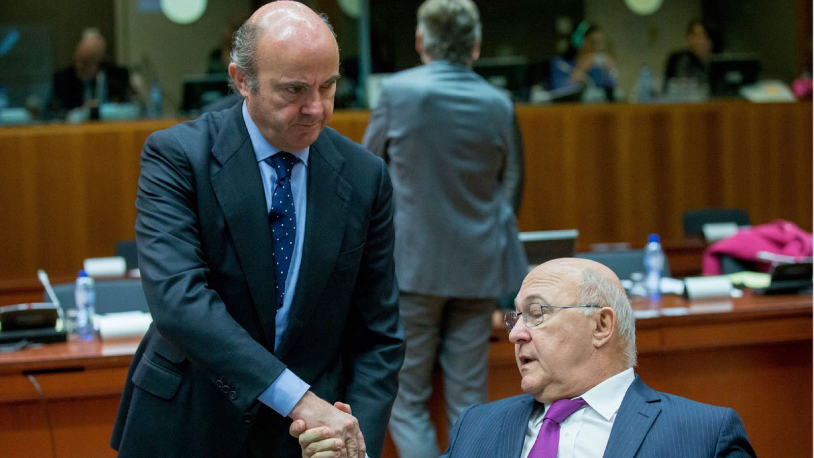 El ministro de Economía español, Luis de Guindos, saluda al titular de Finanzas francés, Michel Sapin
