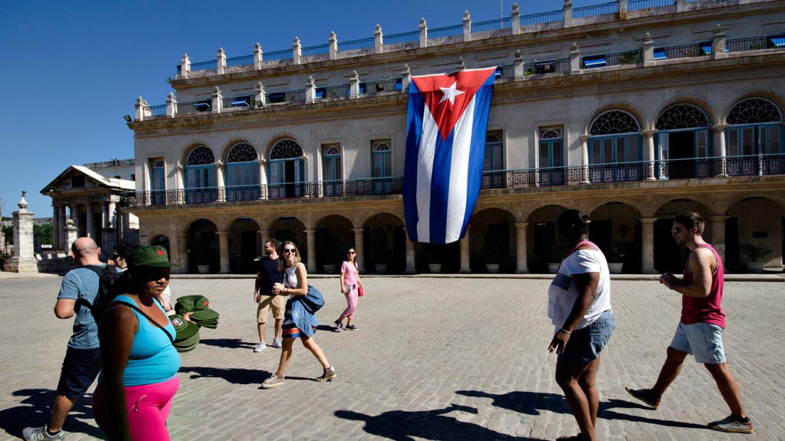Turistas en la Plaza de Armas de la Habana
