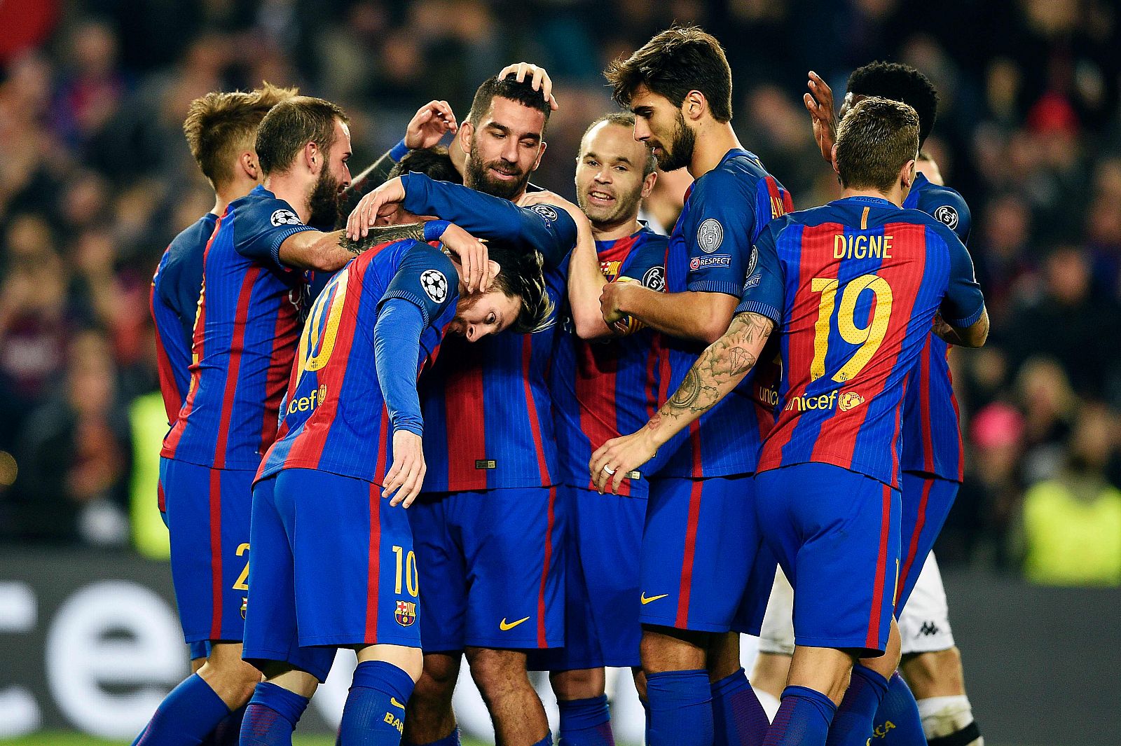 Los jugadores del Barça celebran el primer gol ante el Mönchenglabach.