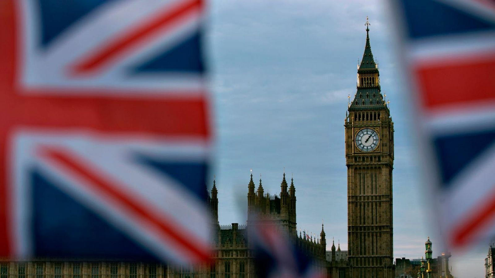 Banderas de Reino Unido con el 'Big Ben', la torre del Parlamento británico, al fondo