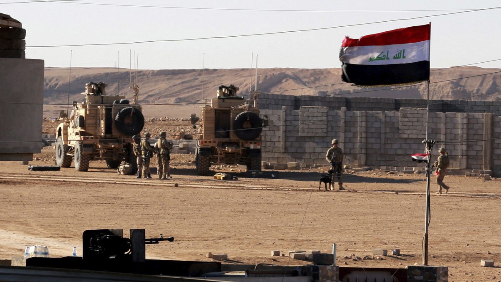 Soldados iraquíes toman posiciones durante los enfrentamientos con miembros del EI en el distrito de Al Salam, al sureste de Mosul, Irak