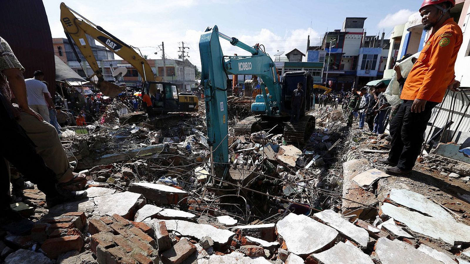 Miembros de los servicios de rescate buscan a víctimas entre los escombros de uno de los edificios derrumbados durante el terremoto en Aceh.