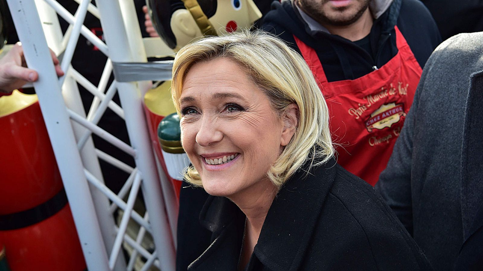 La líder del Frente Nacional, Marine Le Pen, visita un mercado navideño en París este jueves.