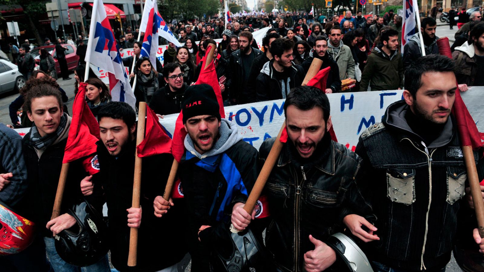 Manifestación por las calles de Atenas durante la huelga general