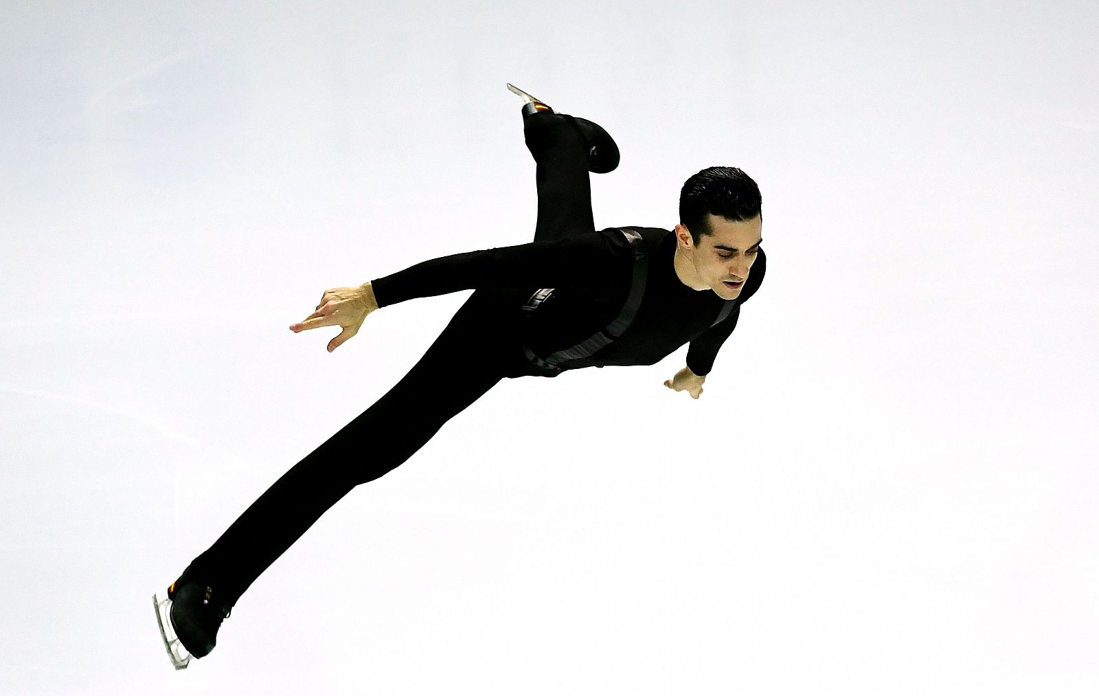 Imagen del patinador español Javier Fernández durante su actuación.