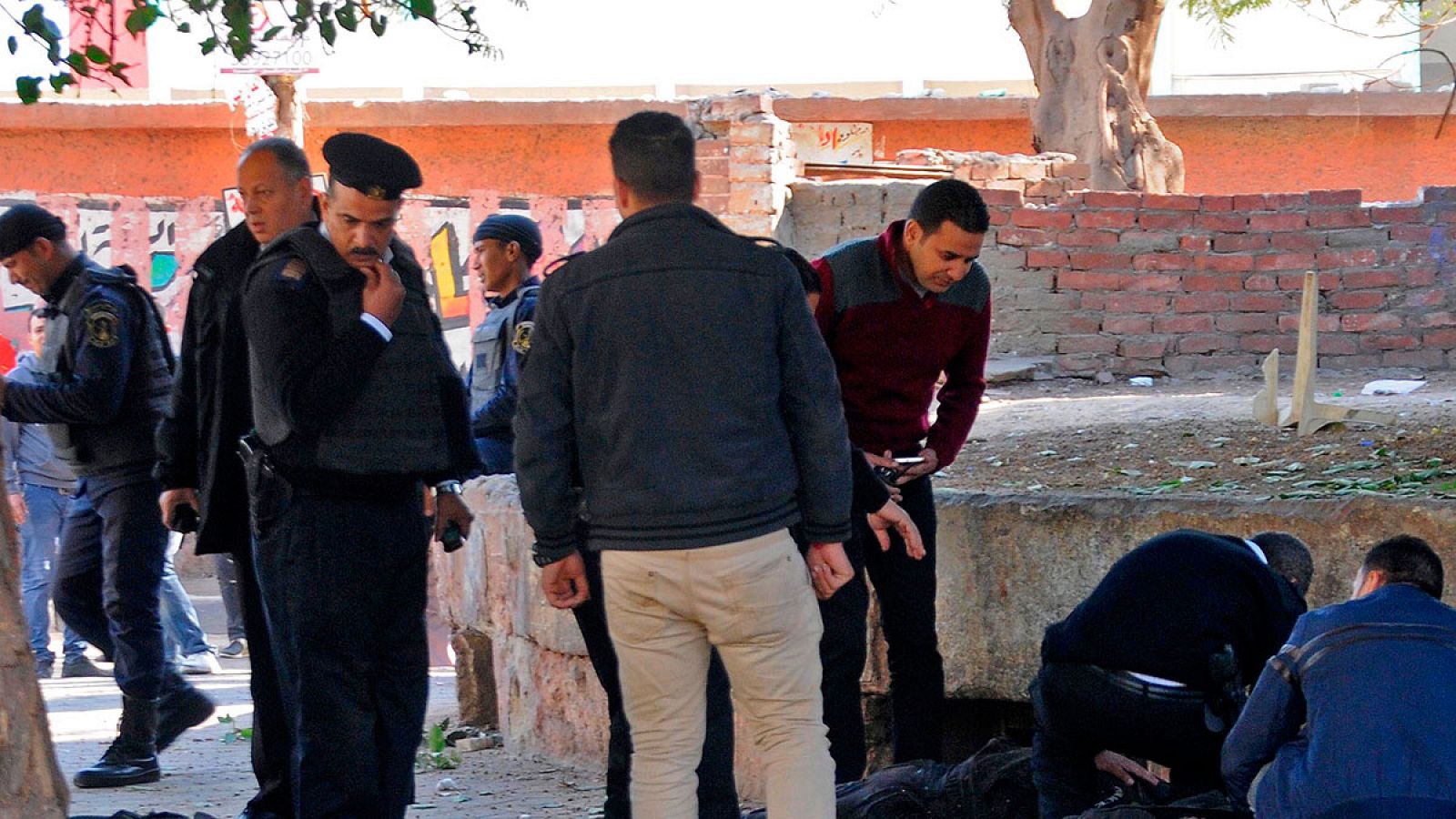 Las autoridades trabajan en el lugar del atentado en el barrio de Al Talebiya, en El Cairo