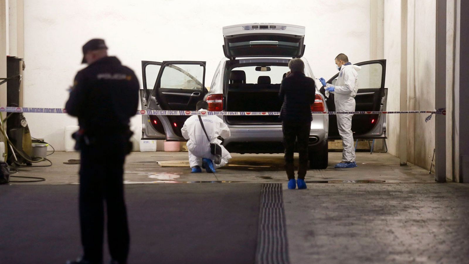 La policía científica registra el vehículo en el que la viuda del expresidente de la extinta Caja de Ahorros del Mediterráneo, Vicente Sala, ha sido hallada muerta.