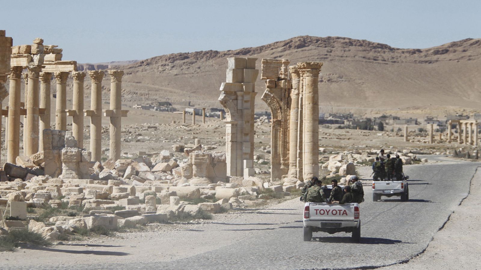 Imagen de archivo del ejército sirio pasando por el Arco del Triunfo de la ciudad de Palmira, en la privincia siria de Homs.