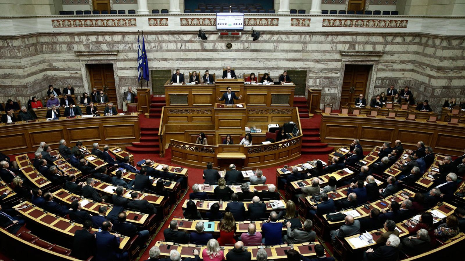El primer ministro griego, Alexis Tsipras (C), durante su discurso en el Parlamento griego el sábdo 10 de diciembre de 2016.