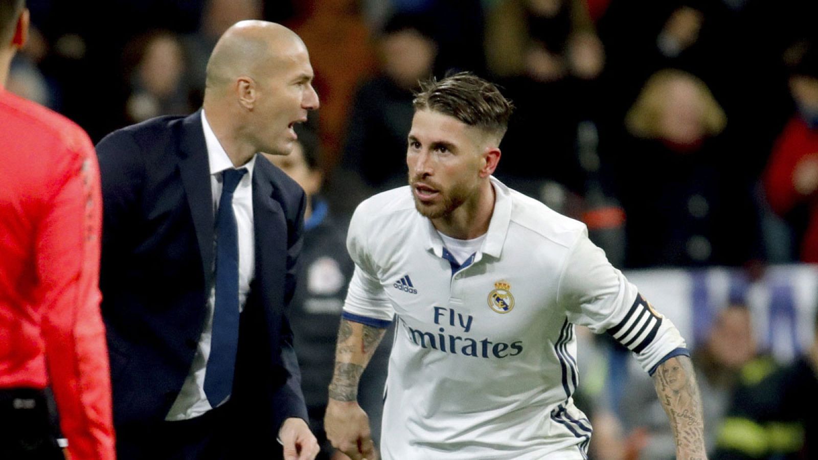 El defensa del Real Madrid Sergio Ramos (d) celebra su gol, el tercero de su equipo frente al Deportivo de La Coruña, con su entrenador, Zinedine Zidane.