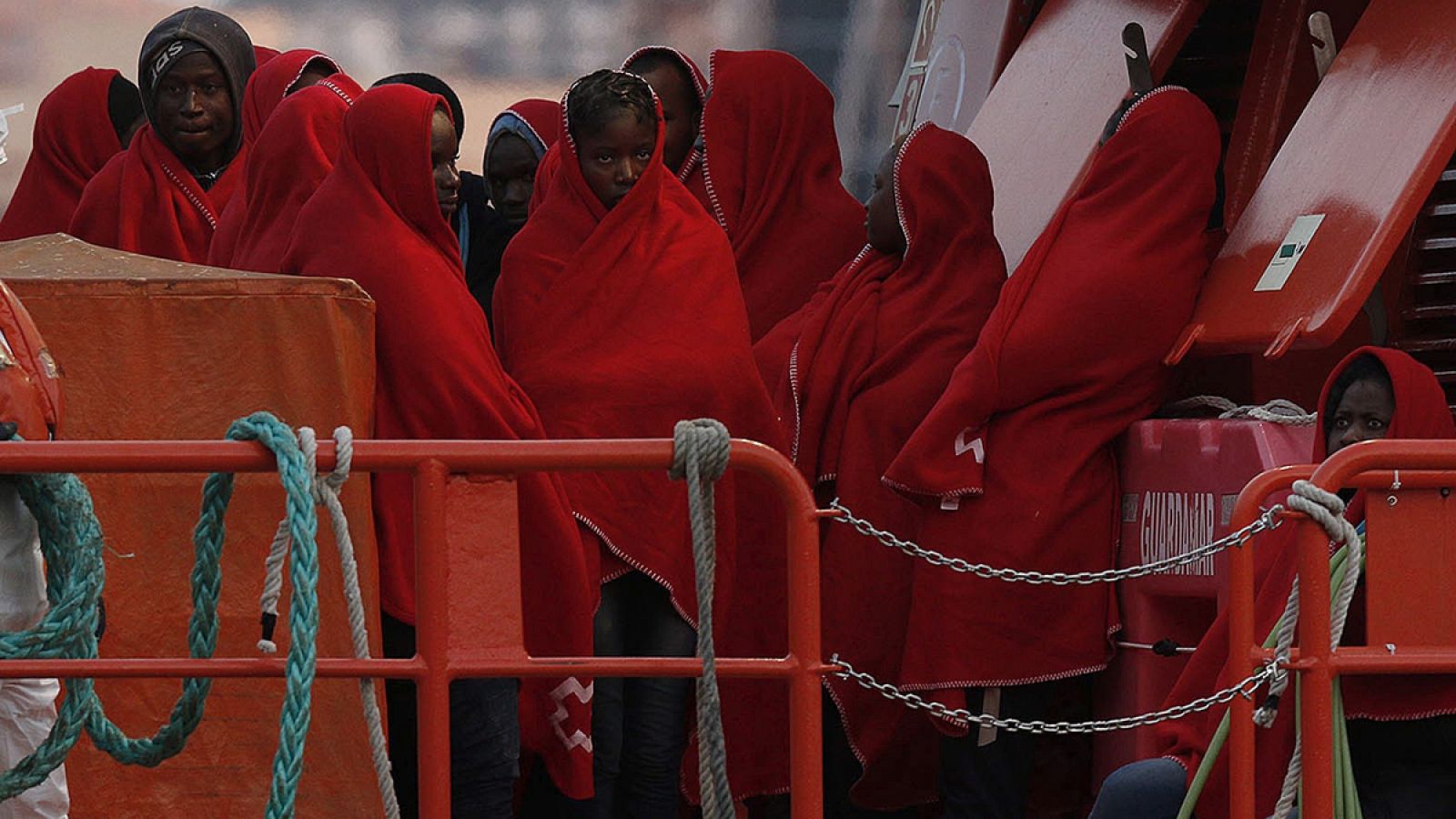 Llegan al puerto de Almería en la embarcación Guardamar Polimina los 55 inmigrantes rescatados.