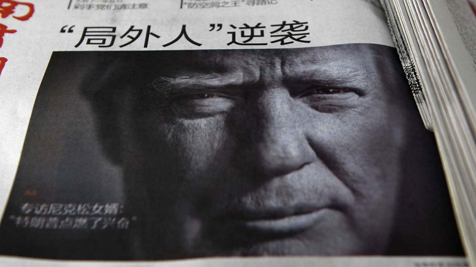 Imagen de archivo de un periódico chino con la imagen de Donald Trump tras su victoria en las elecciones presidenciales. AFP PHOTO / Greg Baker