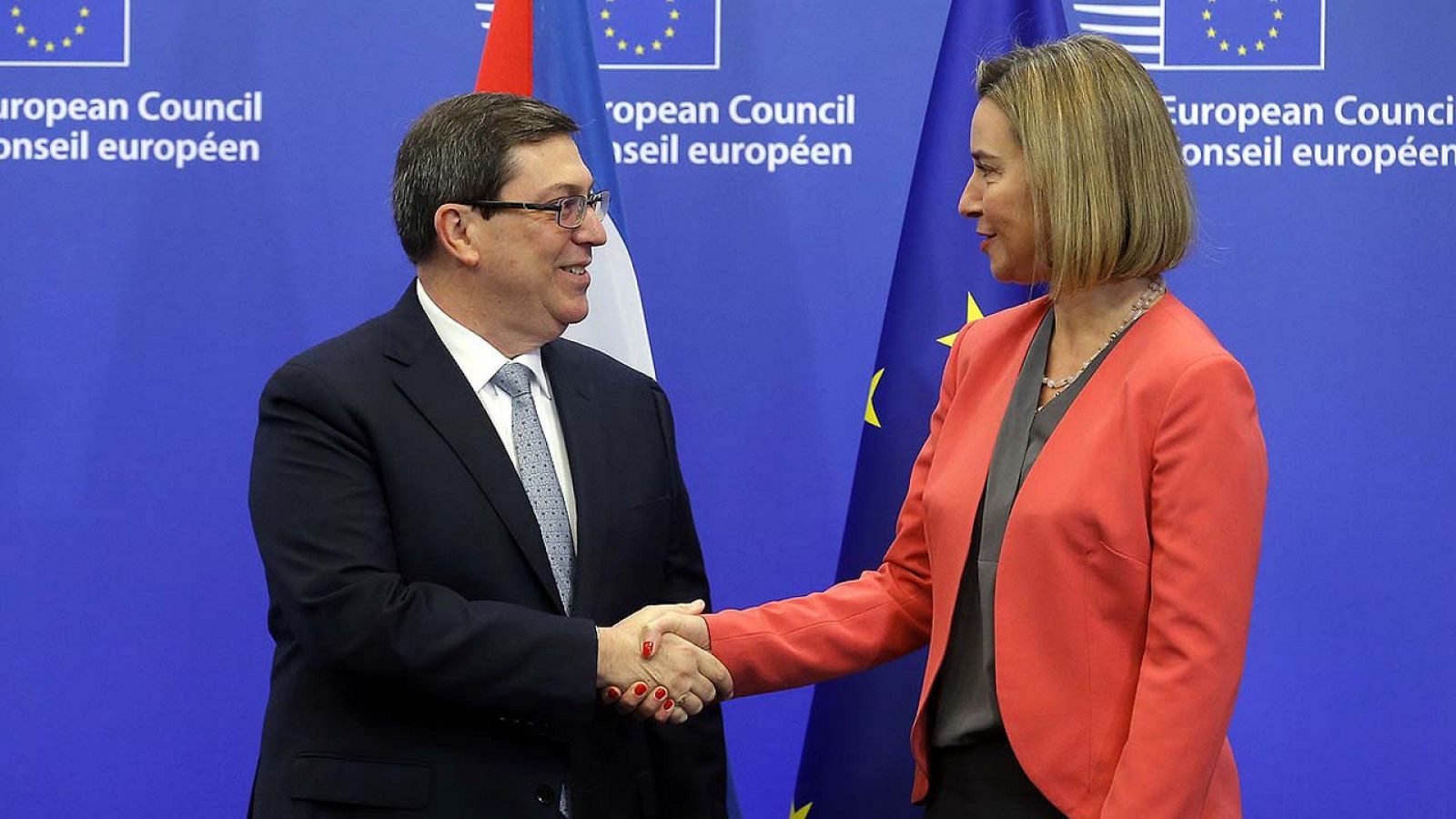 La Alta Representante para Política Exterior de la UE, Federica Mogherini, estrecha la mano del ministro de Asuntos Exteriores cubano, Bruno Rodríguez Parrilla, en Bruselas
