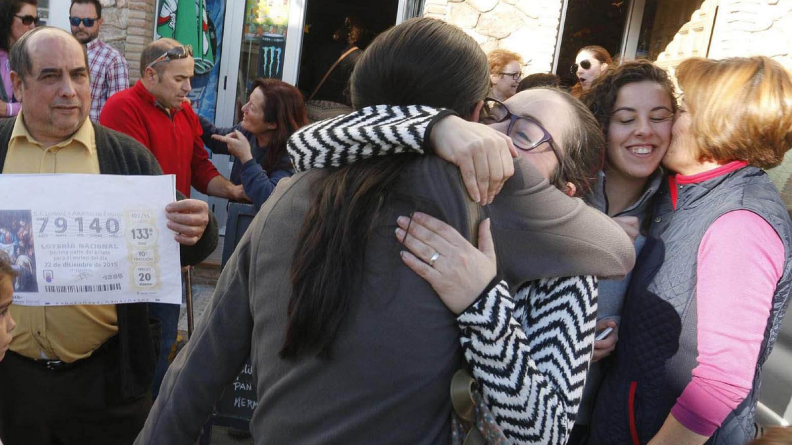 Dos personas se abrazan de alegría al saber que han sido agraciadas con el Gordo