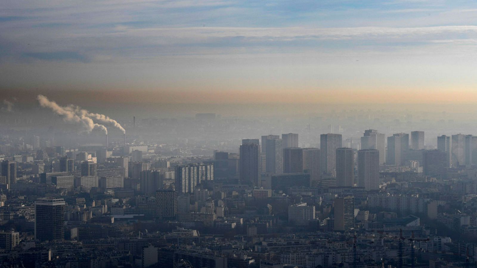 La contaminación sobre el cielo de París, en Francia