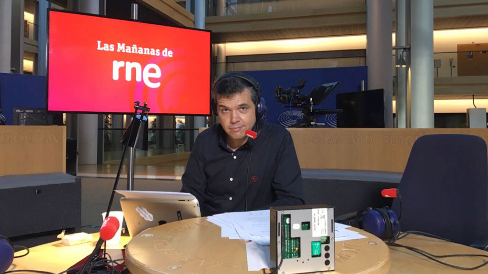 Alfredo Menéndez, en el estudio desde donde se ha emitido el especial.