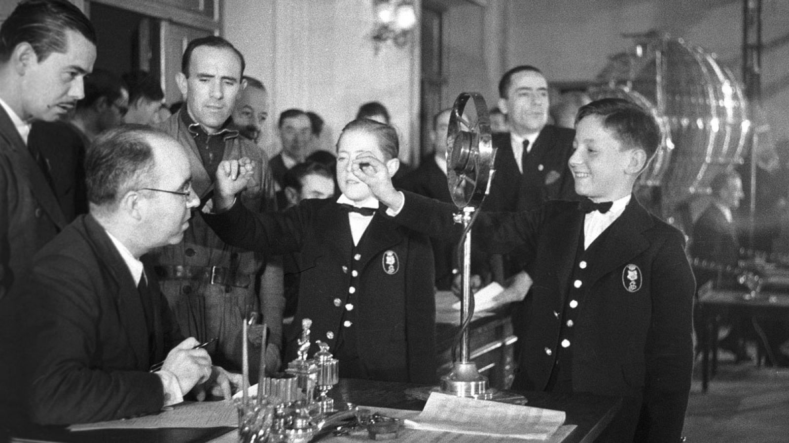 Niños de San Ildefonso durante el sorteo de Lotería de Navidad de 1939