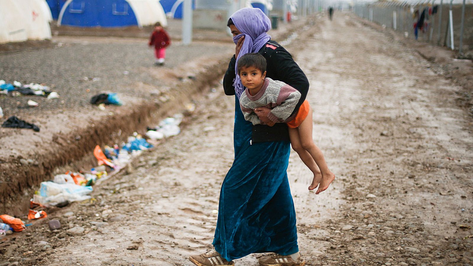 Una mujer sostiene a su hijo en uno de los campamentos para los refugiados huidos de Mosul
