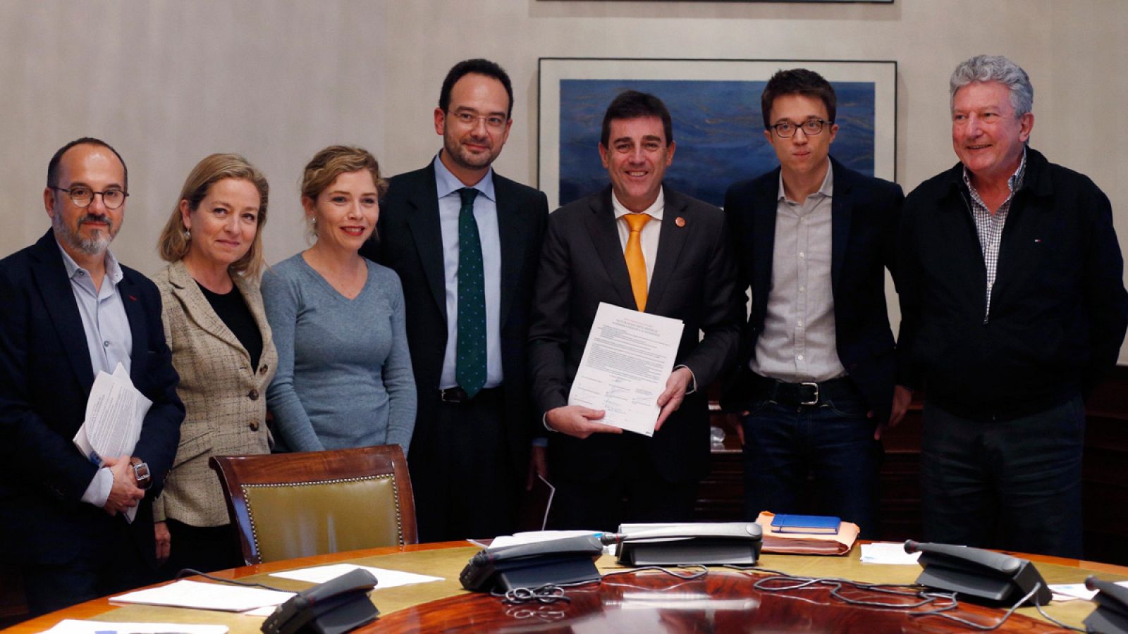 El presidente del Observatorio Estatal de la Dependencia, José Manuel Ramírez (c), junto a los portavoces de los partidos que han firmado un pacto por la dependencia.