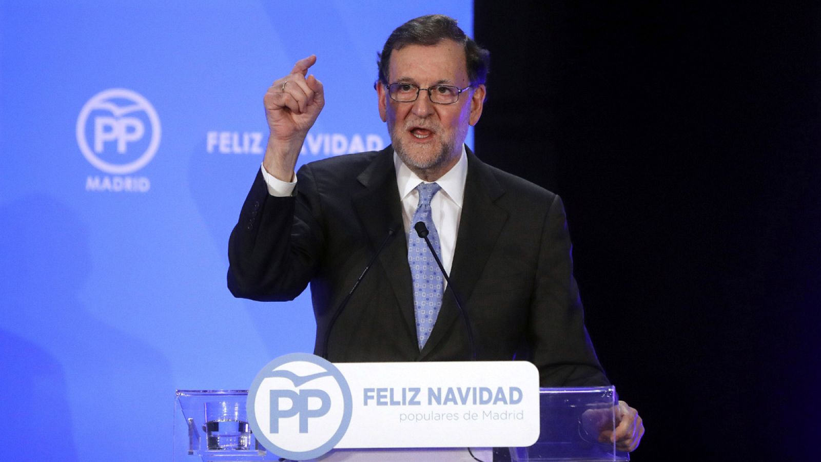 El presidente del Gobierno, Mariano Rajoy, durante su intervención en la cena de Navidad del PP de Madrid celebrada en el Pabellón Deportivo José Antonio Paraíso de Torrejón de Ardoz