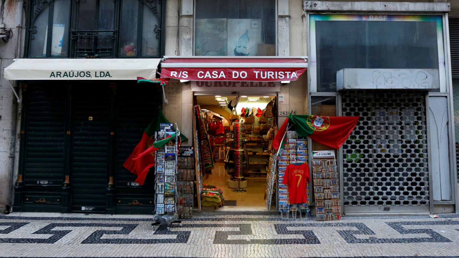 Una tienda de souvenirs en Lisboa, Portugal, en una imagen de archivo