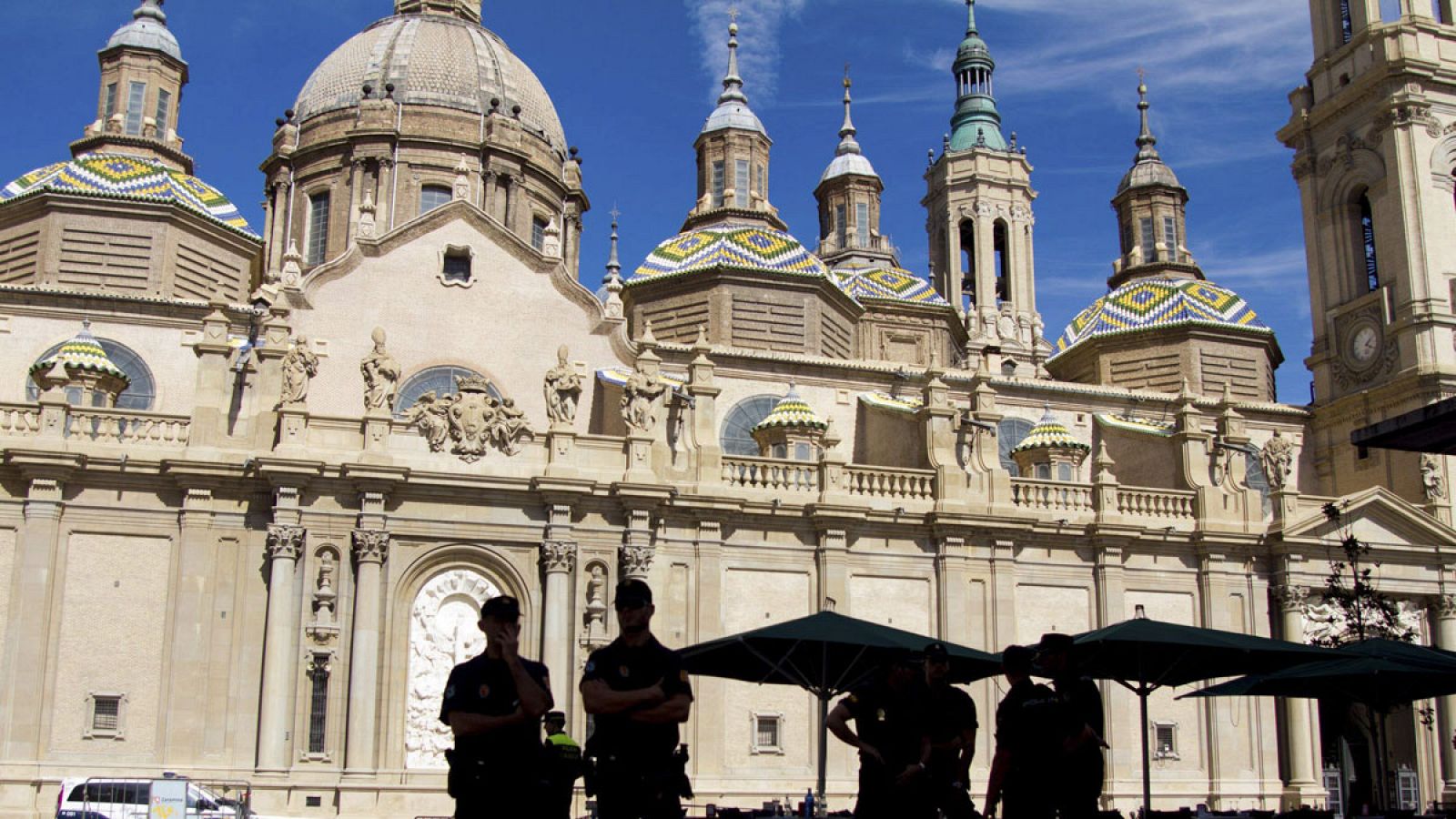 Efectivos policiales frente a la basílica de El Pilar de Zaragoza