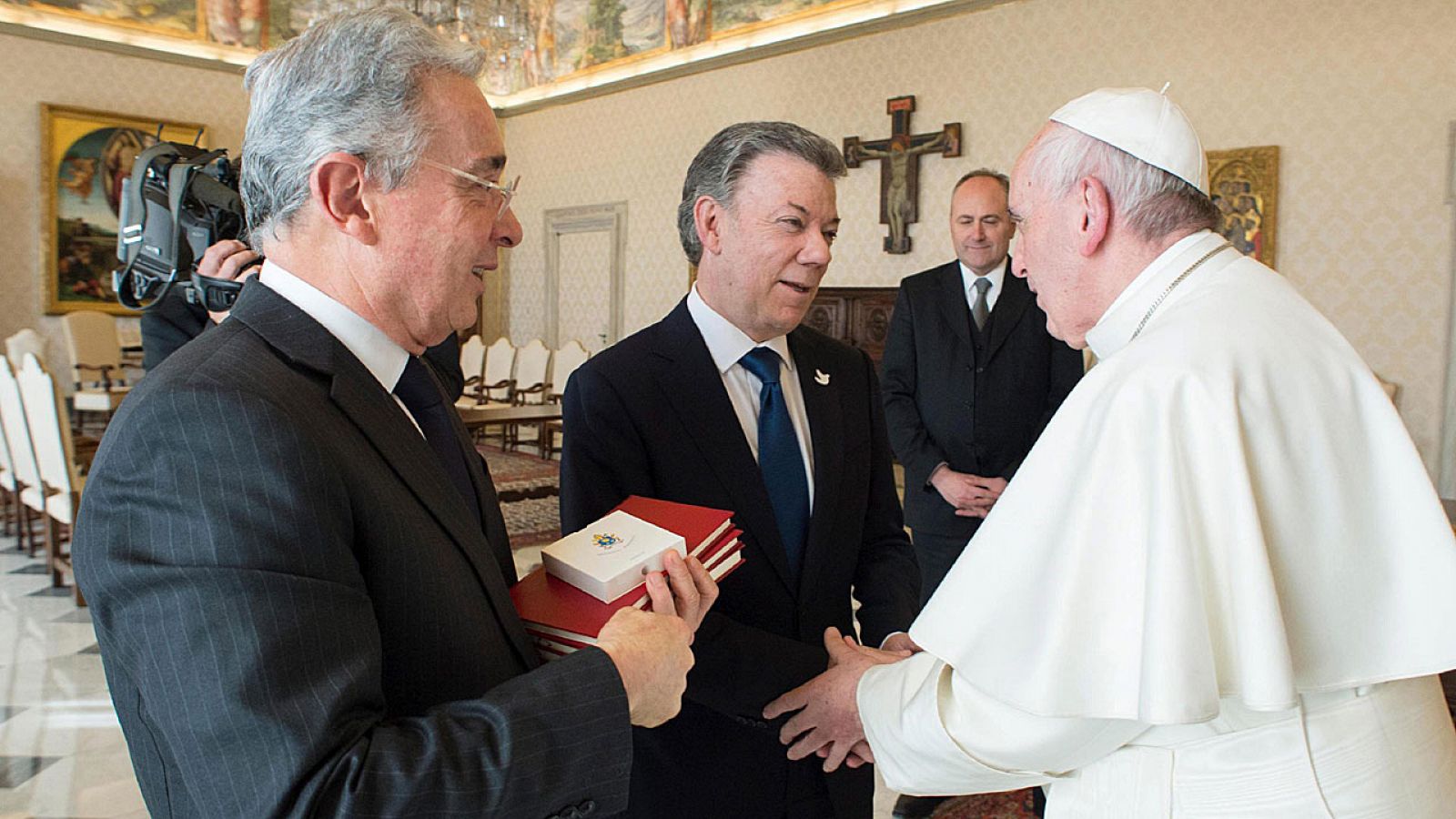 El papa Francisco recibe en audiencia privada al presidente de Colombia, Juan Manuel Santos, y al expresidente Álvaro Uribe en el Vaticano.