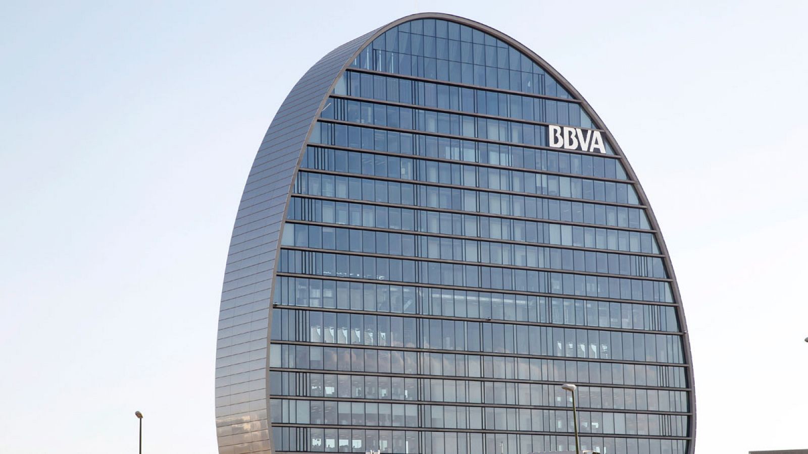 "La Vela", edificio emblema de la nueva sede social del Banco Bilbao Vizcaya Argentaria (BBVA) en el barrio de Las Tablas en Madrid.