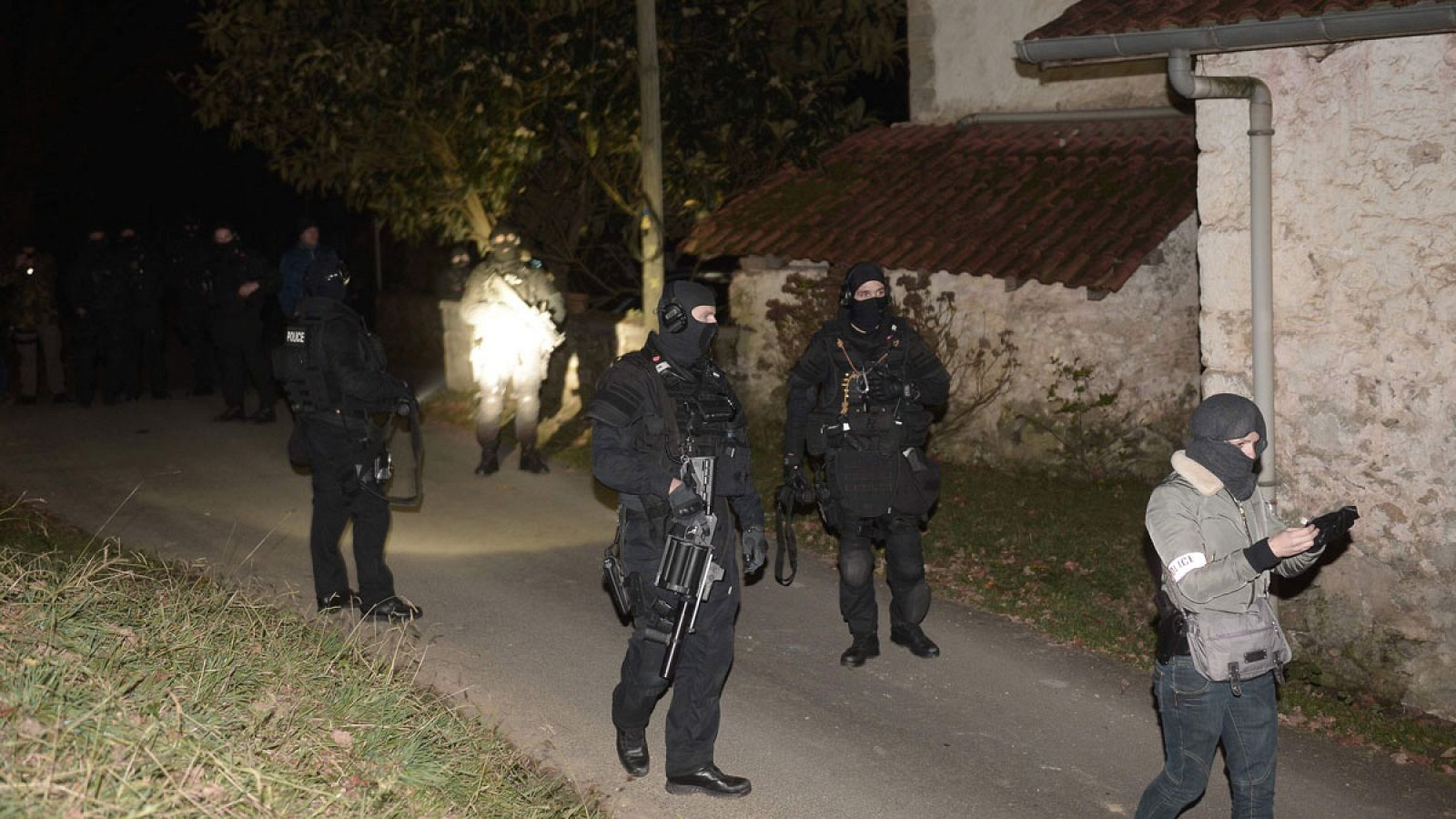 Gran despliegue policial en el exterior de la vivienda situada en las afueras de la localidad vascofrancesa de Louhossoa.