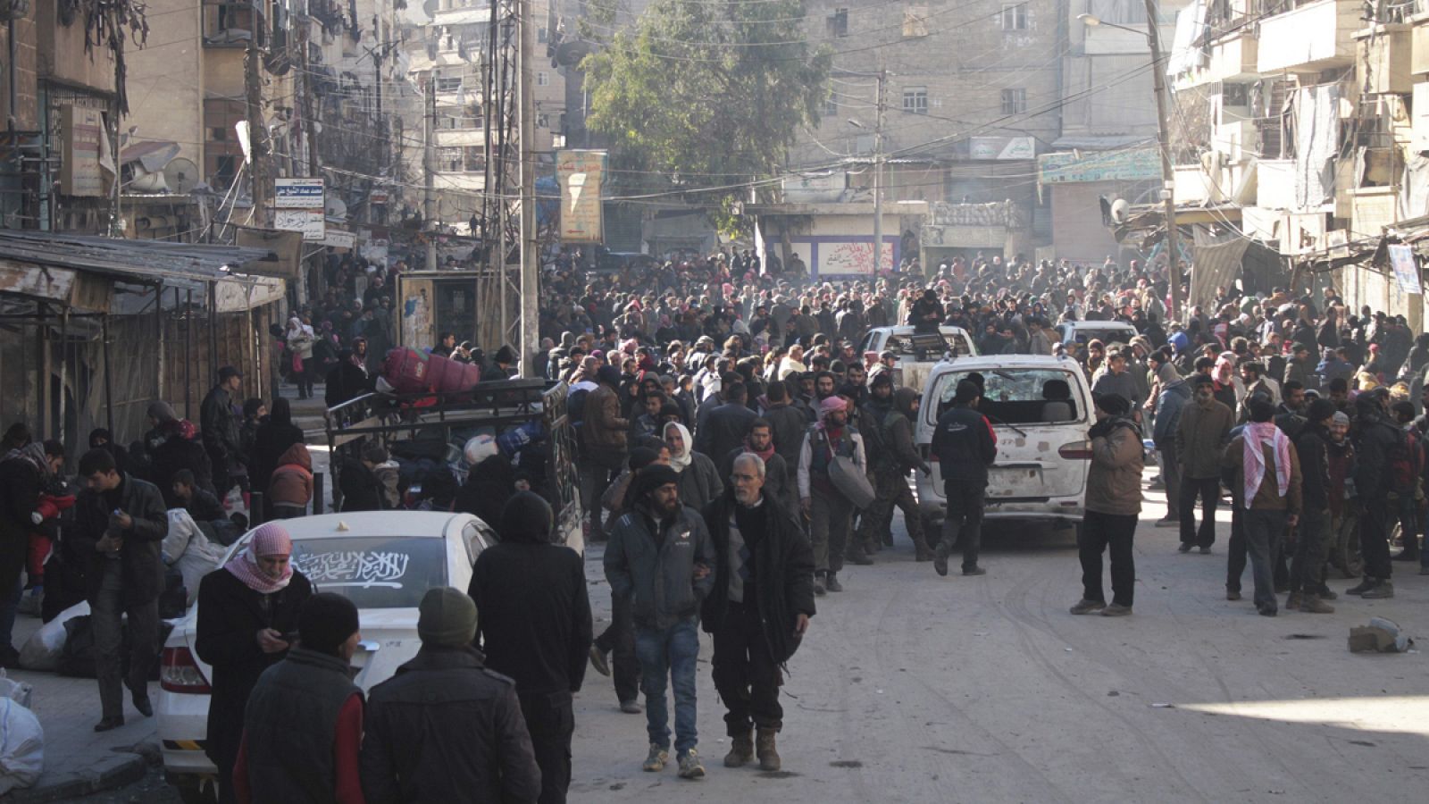 Decenas de civiles durante la evacuación de Alepo el pasado 15 de diciembre.