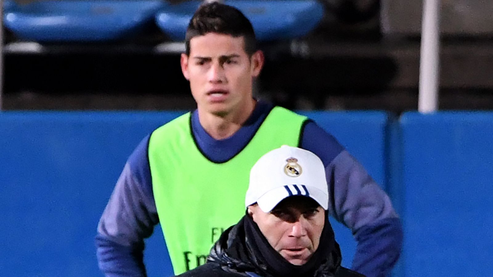 James, en el fondo, con Zinedine Zidane en un entrenamiento del Real Madrid