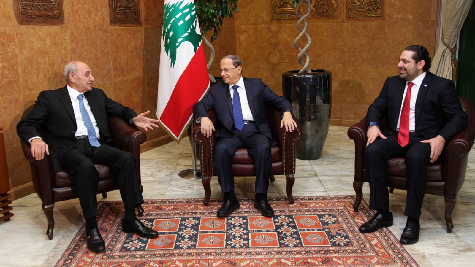 El presidente del Líbano Michael Aoun, junto con el primer ministro Saad al-Hariri y el portavoz parlamentario Nabil Berri en el palacio presidencial de Baabda.