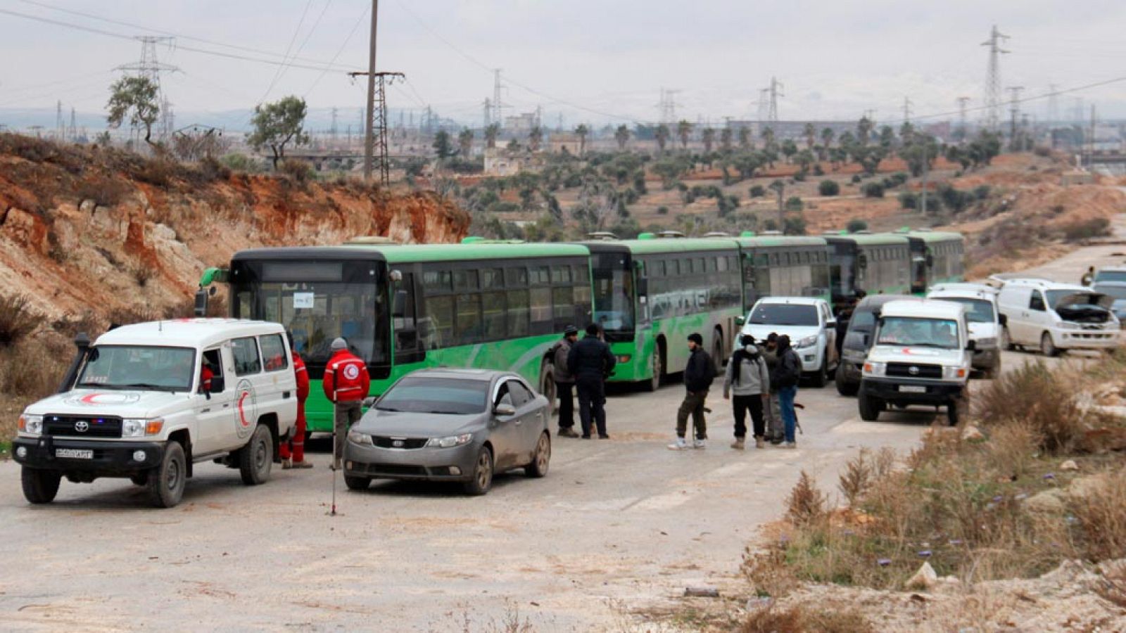 Un grupo de autobuses esperan autorización para abandonar Alepo