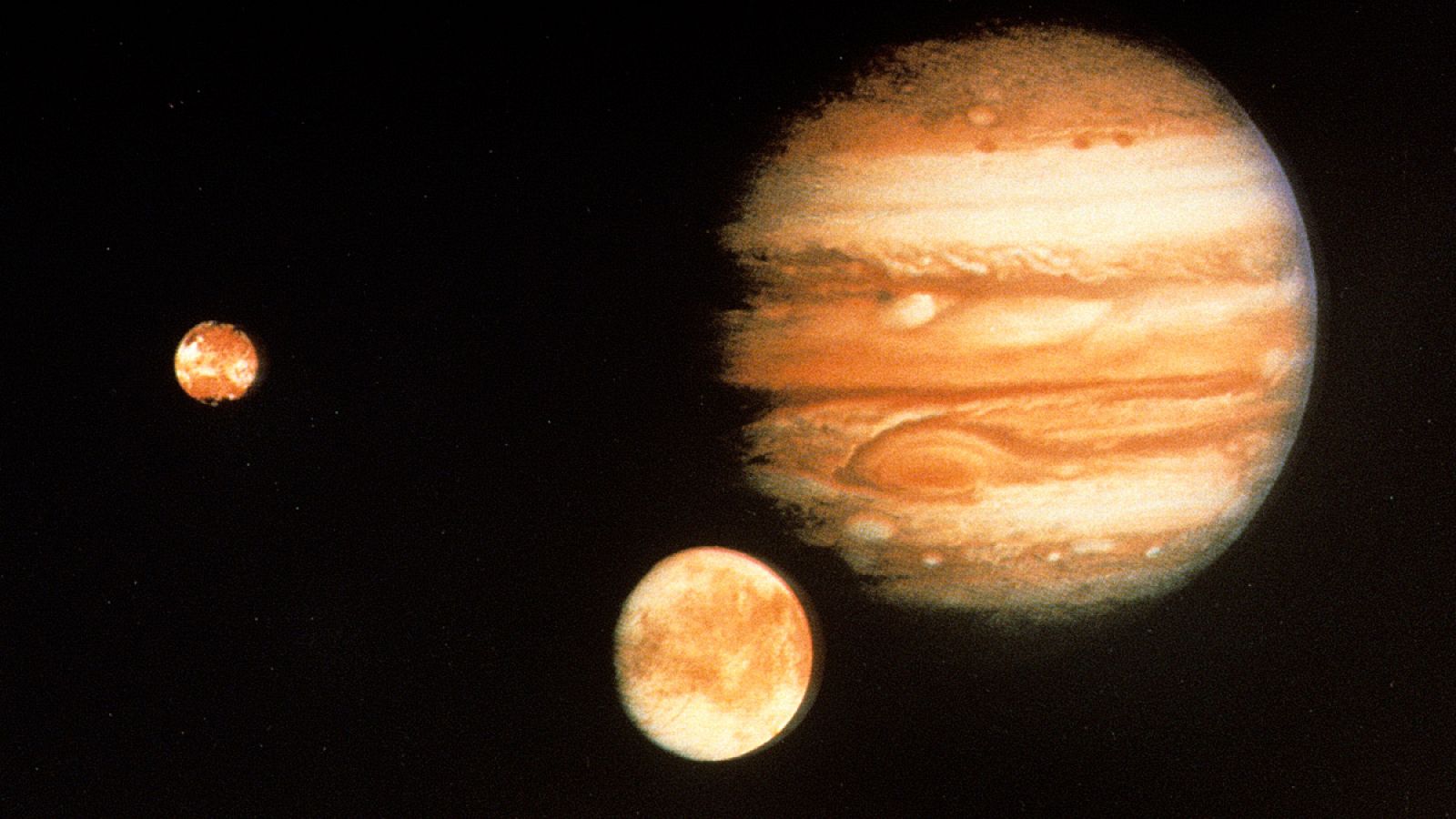 Imagen del planeta Jupiter, junto a dos de sus lunas.