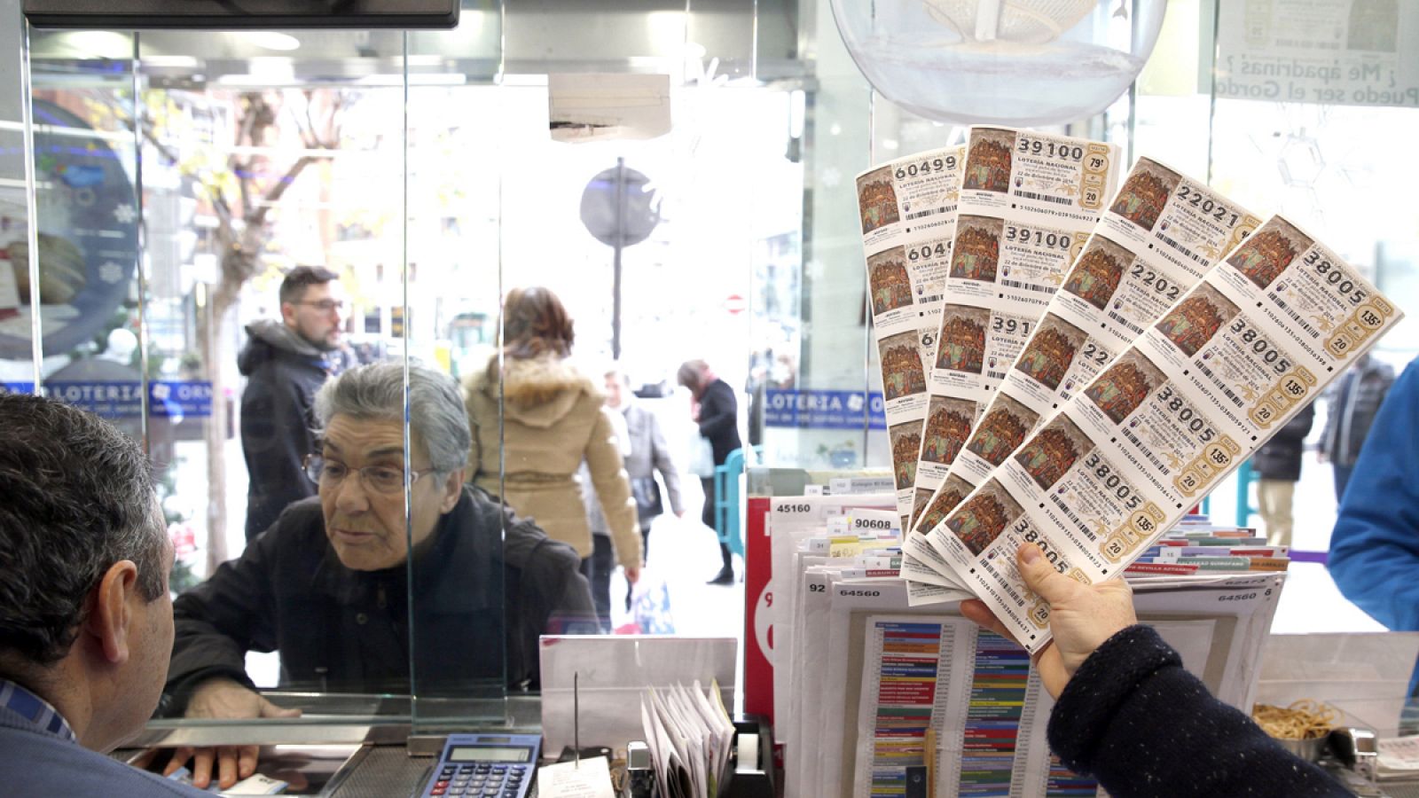 Colas en las administraciones para comprar un décimo de Lotería de Navidad