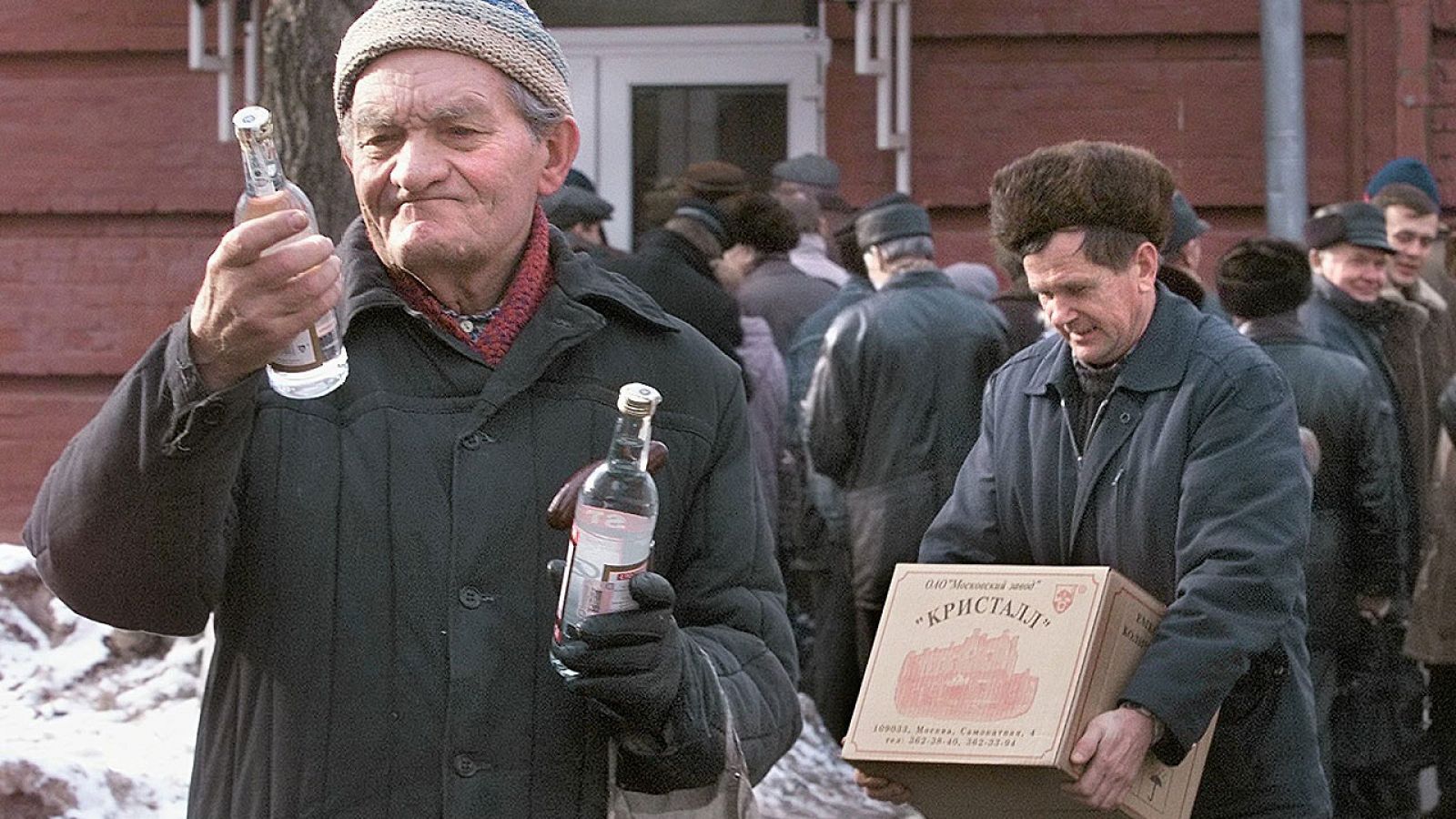 La grave crisis económica que vive Rusia ha llevado a que los rusos de menores ingresos no puedan pagarse beber vodka y consuman colonias y lociones.
