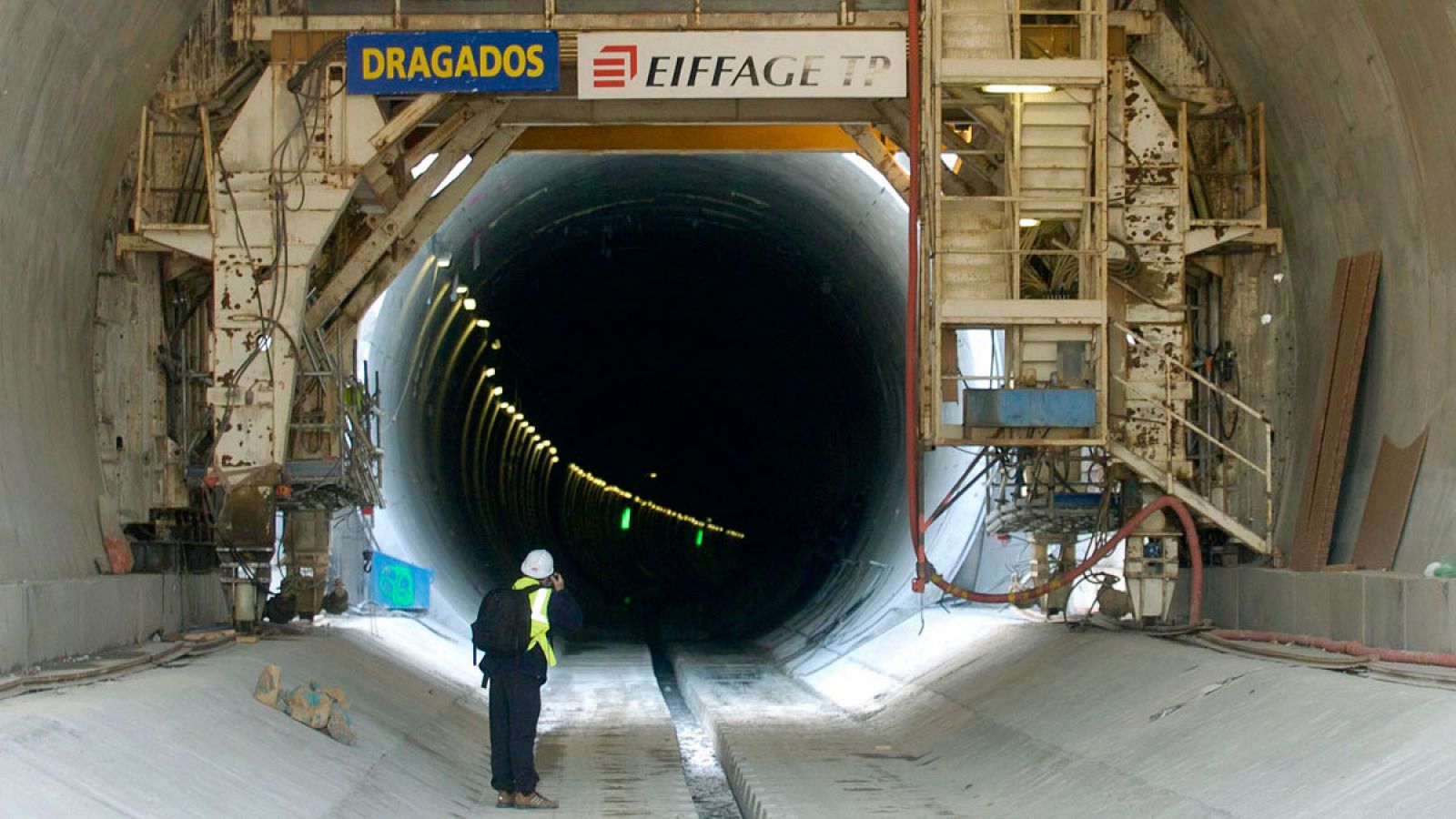 Un operario fotografía el túnel de Pertús, que forma parte del trazado de la línea ferroviaria de alta velocidad de Figueres a Perpiñán, en una imagen de archivo