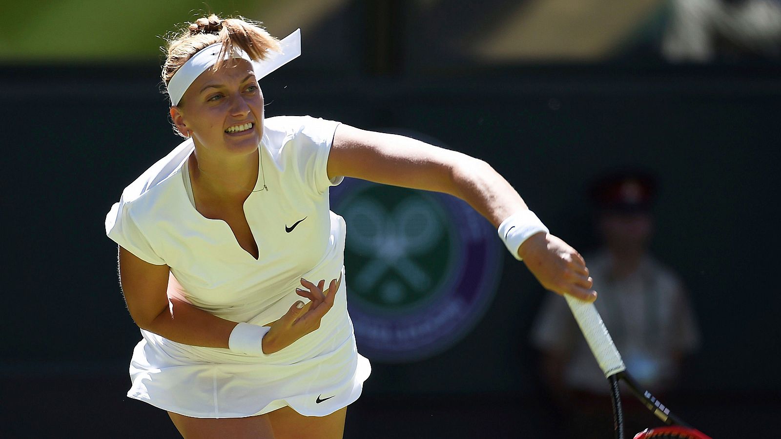 - Fotografía de archivo fechada el 30 de junio de 2015 que muestra a la tenista checa Petra Kvitova durante un partido en Wimbledon en Londres
