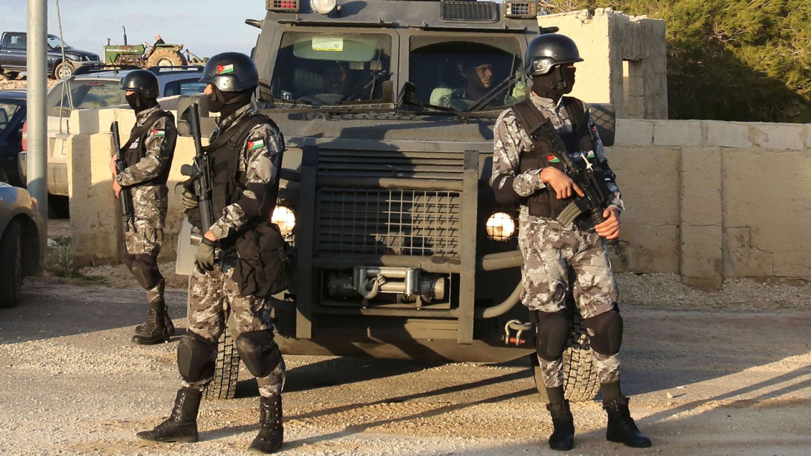 Fuerzas de seguridad jordanas hacen guardia durante el funeral de uno de los fallecidos en el atentado del lunes