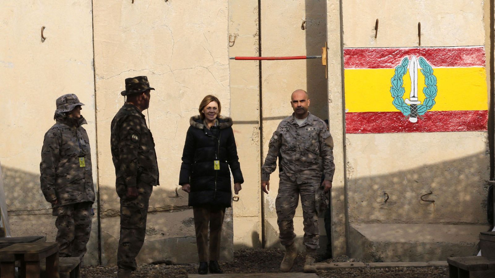 La ministra de Defensa, María Dolores de Cospedal, durante su visita a los militares españoles de operaciones especiales que se encuentran destinados en Bagdad