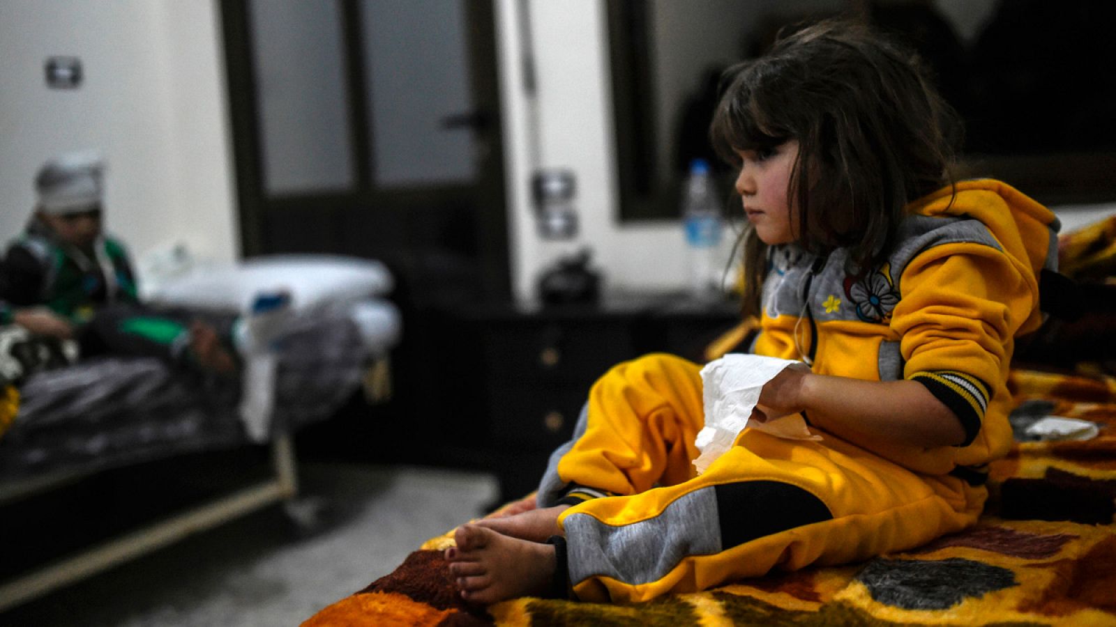 Una niña herida y su hermano, en un hospital de Siria