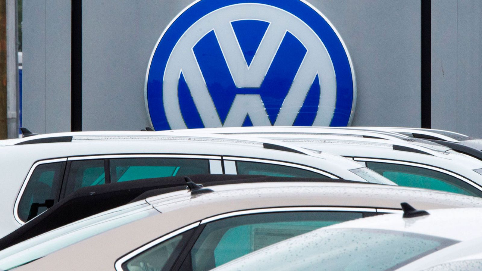 Imagen de archivo del logo de Volkswagen en un concesionario de EE.UU.